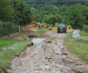 Úprava cesty a jarku po povodni z júna 2013